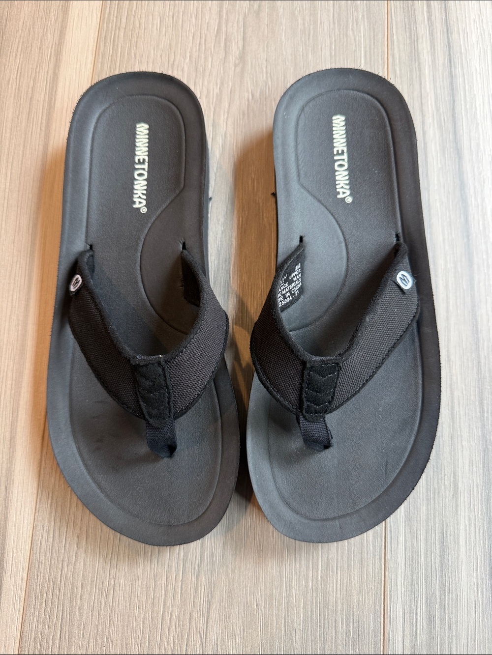 Minnetonka Women's Black Flip-Flop Sandals Size 8